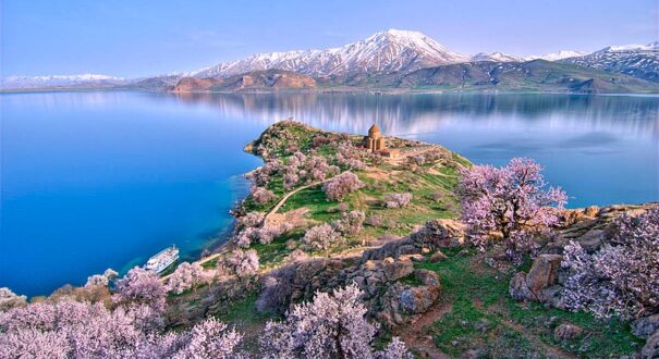 Akhtamar_Island_on_Lake_Van_with_the_Armenian_Cathedral_of_the_Holy_Cross